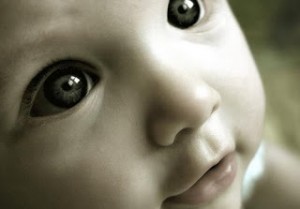 bebe con ojos sanos
