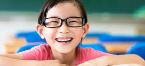 niño asiatico miope