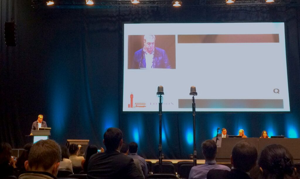 Dr. Fernández presentando los resultados de Qvision de implante de lentes ICL, en el congreso ESCRS2014