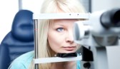 Qvision Molestias con las lentes de contacto: ¿Qué hacer? 9798338 concepto de optometria bastante joven tener ojos examinados por un medico de ojo en una lampara de