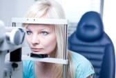 Qvision Molestias con las lentes de contacto: ¿Qué hacer? 9800141 concepto de optometria bastante joven paciente tener ojos examinados por un medico de ojos